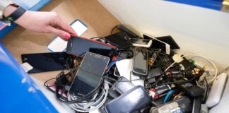 Teléfonos inteligentes desechados considerados como basura electrónica.