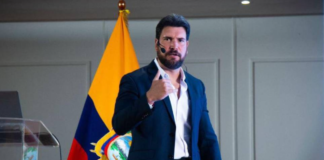 La denuncia fue planteada por el partido Sociedad Patriótica, que impulsa la candidatura presidencial de Andrea González. Argumentan que Topic fue accionista de una empresa que mantiene un contrato con el Municipio de Manta.┬á