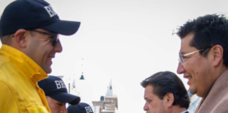 El acto de reconocimiento se realizó en los exteriores del Municipio de Riobamba, donde autoridades locales, encabezadas por el alcalde John Vinueza, expresaron su gratitud y por el compromiso y valentía de estos servidores públicos.