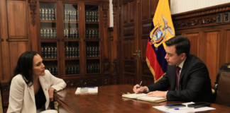 El presidente de Ecuador anunció la eliminación del subsidio a las empresas mineras, en un gesto que busca alinear las políticas del país con una mayor sostenibilidad económica y ambiental. Acompañado por Inés Manzano, ministra encargada de Energía, el mandatario compartió una imagen en la que se lo observa firmando el documento que formaliza esta medida.
