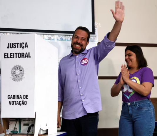 Más de 155 millones de brasileños fueron convocados para votar, y aquellos municipios donde ningún candidato logró más del 50% de los votos, como es el caso de S├úo Paulo, se verán obligados a una segunda vuelta el 27 de octubre.