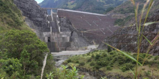 La crisis energética en Ecuador ha alcanzado un punto crítico con la suspensión de operaciones de la Central Hidroeléctrica Mazar, una de las principales fuentes de electricidad del país. Según informó CELEC EP, la planta dejó de generar energía desde las 23h00 del miércoles debido a la baja del nivel de su embalse, afectado por una prolongada sequía que ha reducido significativamente el caudal de los ríos.
