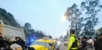 ┬íLa vía fue cerrada temporalmente y el tráfico se volvió un embotellamiento total!