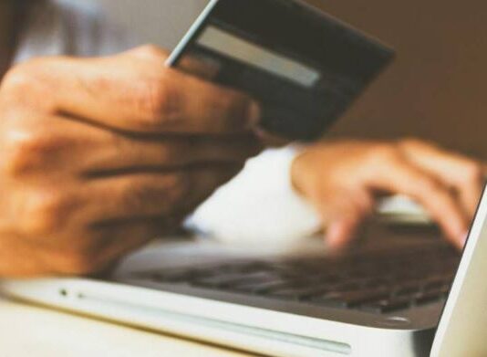 La decisión fue tomada ante los desafíos que enfrentan las familias y microempresas ecuatorianas debido a los cortes de energía eléctrica. Las desconexiones se han presentado de nuevo en Ecuador desde medidados de septiembre.