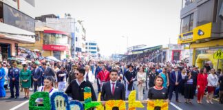 El desfile tuvo lugar en la emblemática Avenida Cevallos, donde se dieron cita autoridades nacionales, locales y representantes de sectores productivos, quienes rindieron tributo al espíritu de lucha y autonomía de los ambateños.