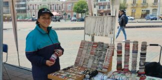 Solanghe Rondón Simancas, representante del Emprendimiento “SOL 3 DISE├æOS”, señaló que nació en la ciudad de Mérida ÔÇô Venezuela, sus estudios primarios los realizó en la Escuela Básica “Humberto Tejera”, los secundarios en el Liceo Experimental “Fray Juan Ramos” y los superiores en la Universidad de Los Andes