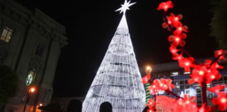 La magia de la Navidad llega a Riobamba con un espectáculo de luces y decoraciones en el Parque Infantil, gracias a la colaboración entre la Empresa Eléctrica Riobamba S.A. (EERSA) y el Municipio de la ciudad. Este proyecto conjunto busca ofrecer a las familias riobambeñas un espacio lleno de luz, color y espíritu festivo durante la temporada navideña.