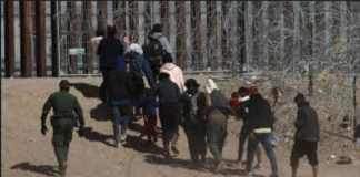 El Juez de Garantías Penales dictó auto de llamamiento a juicio contra Gabriela G., quien enfrenta acusaciones de tráfico ilícito de migrantes. La decisión se fundamenta en más de diez elementos de convicción presentados por la Fiscalía, los cuales sugieren su presunta responsabilidad en este delito.