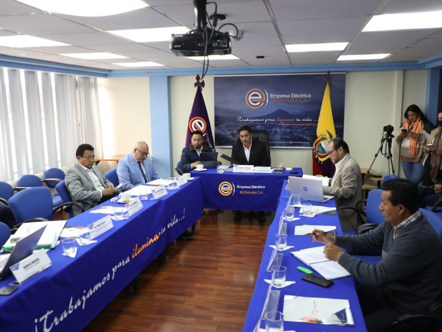 El 27 de diciembre de 2024, se llevó a cabo una reunión clave en la Empresa Eléctrica Riobamba S.A. (EERSA), presidida por Hermel Tayupanda, Prefecto de la provincia de Chimborazo.