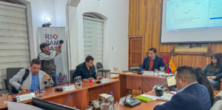 El proceso para la remoción del alcalde de Riobamba, John Vinueza, dio un paso importante el 10 de diciembre de 2024, luego de que la Comisión de Mesa del Concejo Municipal aprobara el trámite de una denuncia en su contra.