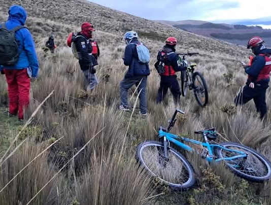 Tras 20 horas de intensas labores de búsqueda, fueron encontrados los cuatro ciclistas reportados como extraviados en el Parque Nacional Cotopaxi, tras perderse debido a las condiciones climáticas adversas.