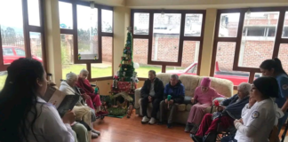 El pasado 11 de diciembre de 2024, con cantos, recuerdos y alegría, los residentes del Centro Gerontológico "Casa Grande", conocido como el Hogar de los Abuelitos Felices, en Riobamba dieron inicio a la tradicional Novena en homenaje al Divino Niño Jesús. ┬á