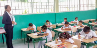 El Ministerio de Educación ha incorporado a 6.735 docentes al magisterio fiscal a través del programa Educa Empleo, una iniciativa emblemática de la actual administración destinada a fortalecer la calidad educativa en Ecuador.┬á