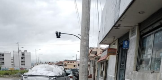 Un incidente ocurrió en la intersección de las avenidas Sergio Quirola y Milton Reyes, donde un hombre, aparentemente bajo los efectos del alcohol o alguna sustancia, se desplomó en medio de la vía pública, generando alarma entre los transeúntes que pasaban por el lugar.┬á