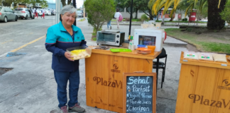 Carmen Merchán Salao, representante del Emprendimiento “SEHAT”, narró su historia de vida y cuál ha sido el proceso de crecimiento del emprendimiento desde sus inicios, hasta formar parte del Proyecto “Plaza Vida” de la Dirección de Planificación del Gobierno Autónomo Descentralizado del Municipio de Riobamba (GADMR).