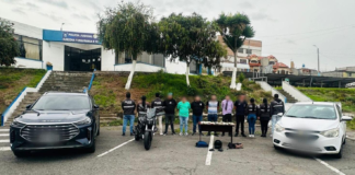 La Policía Nacional detuvo a seis personas, cinco de ellas ecuatorianas y una extranjera, tras un robo al estilo “sacapintas” ocurrido en el sector de Ficoa, Ambato.
