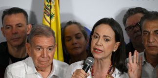 Los líderes de la oposición venezolana, Edmundo González y María Corina Machado, denunciaron este viernes 10 de enero de 2025 que Nicolás Maduro ha consolidado un "golpe de Estado" al investirse como presidente para un tercer mandato, a pesar de las acusaciones de fraude electoral.