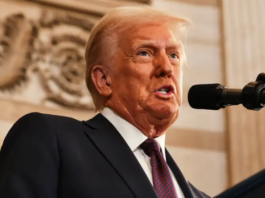 Bastaron ocho palabras para que Donald Trump tuviera que interrumpir su discurso por primera vez entre fuertes aplausos de su público: "La edad de oro para Estados Unidos comienza ahora mismo".