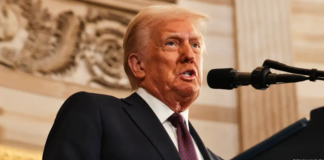 Bastaron ocho palabras para que Donald Trump tuviera que interrumpir su discurso por primera vez entre fuertes aplausos de su público: "La edad de oro para Estados Unidos comienza ahora mismo".