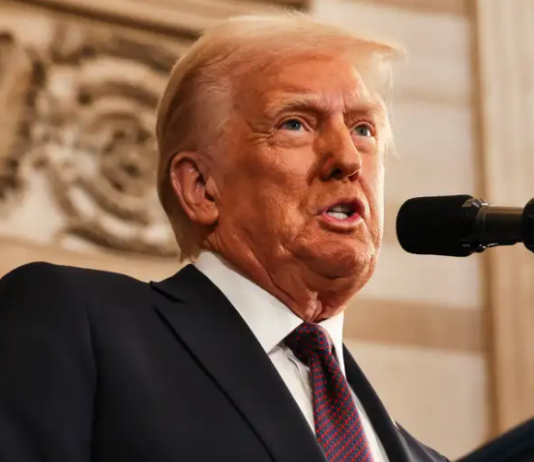 Bastaron ocho palabras para que Donald Trump tuviera que interrumpir su discurso por primera vez entre fuertes aplausos de su público: "La edad de oro para Estados Unidos comienza ahora mismo".