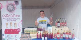 Merguin Ruiz, un destacado emprendedor de Riobamba, se ha ganado un lugar en el mercado local con su innovadora marca Ruizseñor, una propuesta que combina tradición y creatividad en una variedad de productos artesanales que ya cuentan con siete años de trayectoria.┬á