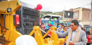 La mañana del 31 de diciembre, Hermel Tayupanda Cuvi, prefecto de Chimborazo, participó en la ceremonia de entrega de una moto niveladora adquirida por la Junta Parroquial de Cebadas, ubicada en el cantón Guamote.