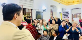 La sesión del concejo municipal de Riobamba que pretendía la remoción del alcalde de Riobamba, Jhon Vinueza, por haber incurrido en una┬áilegalidad┬áal cambiar la razón del Centro Médico Forense San Pedro de┬áRiobamba, de comodato a donación, no fue suficiente para su remoción