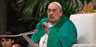 El Papa Francisco, quien permanece hospitalizado desde la semana pasada por una neumonía, continúa en estado crítico y bajo pronóstico reservado, según el último informe emitido por el Vaticano.