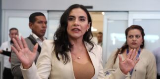 El Tribunal Contencioso Electoral (TCE) de Ecuador impuso una sanción a la vicepresidenta Verónica Abad, suspendiendo su participación política por dos años y aplicándole una multa de aproximadamente 14.100 dólares.