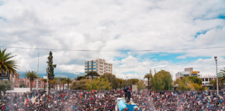 CIUDAD.- En un despliegue de alegría, baile y música, decenas de jóvenes, adultos y niños se dieron cita en el parque Guayaquil (Infantil) de Riobamba para disfrutar de la Murga Carnavalera. Este evento festivo se llevó a cabo el 28 de febrero, marcando oficialmente el inicio del feriado de Carnaval en la ciudad.