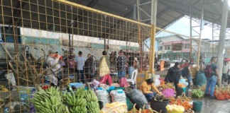 La feria de productos de la zona sigue funcionando en el espacio cubierto del barrio Mariscal durante los fines de semana, cuando los agricultores llegan a vender directamente sus cosechas.