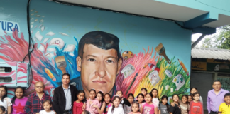Con motivo del inicio de los talleres permanentes de la Casa de la Cultura de Pastaza, el director provincial Carlos Garcés presentó a la ciudadanía el mural en remembranza a Carlos Iván Varona Trujillo, el primer instructor de artes plásticas de la institución, pintado en la pared del aula posterior.
