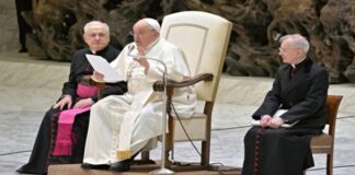El Vaticano ha informado que el papa Francisco ha sido diagnosticado con neumonía bilateral, lo que ha requerido un ajuste en su tratamiento médico. Esta complicación se suma a la infección polimicrobiana que ya padecía, lo que ha llevado a reforzar su régimen terapéutico con nuevos medicamentos.