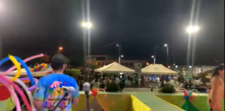 La noche del 2 de marzo de 2025, un ataque armado interrumpió las festividades de carnaval en Puerto El Carmen, provincia de Sucumbíos. Según informes de la Policía Nacional, el grupo criminal Comandos de la Frontera abrió fuego desde el río Putumayo, dejando a dos personas heridas.