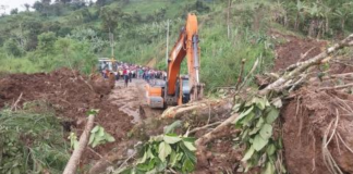 Desde la madrugada del martes 4 de marzo, la vía Guaranda-Balsapamba, en el sector de Alungoto, se encuentra cerrada debido a un deslizamiento de tierra.