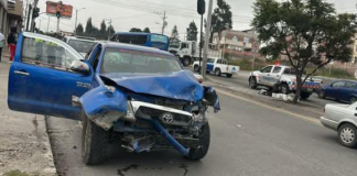 Los accidentes de tránsito continúan siendo una de las principales preocupaciones en Chimborazo, especialmente en Riobamba, donde las intersecciones y las vías principales son escenario casi diario de colisiones, choques y accidentes que, aunque en su mayoría no terminan en tragedia, dejan daños materiales considerables y generan un riesgo constante para la población.