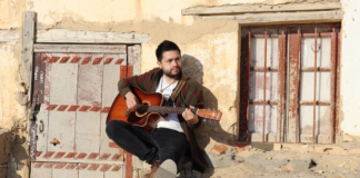 El cantante, compositor y músico colombiano Sebhas, radicado en España, nos trae su más reciente lanzamiento "Lo Siento", una balada pop-rock que captura con profundidad la tristeza y la desconexión de una ruptura amorosa.