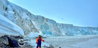 Bajo las extremas condiciones climáticas de la Antártida, donde el frío es implacable y la vastedad del océano parece infinita, un ecuatoriano está dejando huella en la investigación polar. Se trata de Rubén Choto Chariguamán, ingeniero químico graduado de la Escuela Superior Politécnica de Chimborazo (ESPOCH), quien forma parte de la XXVIII Expedición Antártica Ecuatoriana y lidera investigaciones clave para el entendimiento de los cambios ambientales en la región más fría del planeta.