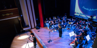 En conmemoración del Día Internacional de la Mujer, el Teatro León fue el escenario del concierto "Grandes Diosas", un evento organizado por la Unidad Educativa San Felipe Neri en colaboración con el Municipio de Riobamba.