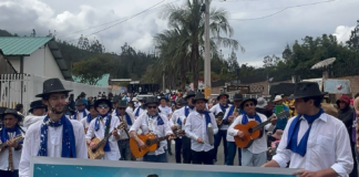 La historia de Penipe se ha construido con el esfuerzo de su gente, sus costumbres y la riqueza cultural que han sabido preservar a lo largo del tiempo. Entre estas tradiciones destaca una de las iniciativas más recordadas del cantón: los Carnavaleros del ├æato Baldeón, una agrupación que con su música ha dado vida a las festividades de Carnaval.