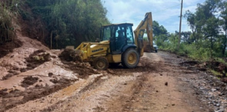 Las fuertes lluvias que han azotado el cantón Caluma en los últimos días han generado deslizamientos de tierra y bloqueos en varias vías de la zona.