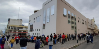 En las calles de Riobamba, más allá de la vista de los transeúntes, operaban negocios ilegales que lucraban con la necesidad de ciudadanos. Ofrecían turnos para obtener la cédula o el pasaporte a cambio de dinero, pese a que este trámite es gratuito.