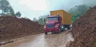 La Prefectura de Bolívar, a través de la Dirección de Vialidad del GADPB, está desplegando un esfuerzo significativo para la limpieza y rehabilitación de vías afectadas por deslizamientos de tierra y el desbordamiento de ríos, consecuencia de la intensa temporada de lluvias que azota la provincia.