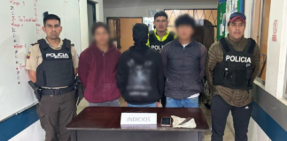 La Policía Nacional del Ecuador, a través de la Jefatura Distrital de Policía Chillanes, llevó a cabo un operativo exitoso que resultó en la aprehensión de tres ciudadanos, entre ellos un menor de edad, quienes estarían involucrados en un atentado contra la vida de un hombre de aproximadamente 56 años.