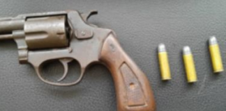 La Policía Nacional del Ecuador, a través de la Subzona Bolívar, informó sobre la aprehensión de un ciudadano por porte y tenencia ilegal de arma de fuego en el cantón Caluma. El hecho ocurrió el 15 de marzo de 2025, a las 16:30 horas, en el Barrio San Francisco, Av. Héroes del Cenepa.