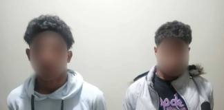 En un operativo policial llevado a cabo el 27 de marzo por la Policía Nacional, dos ciudadanos venezolanos fueron detenidos en el sector de La Politécnica, en Riobamba, por presunto robo a personas con armas blancas.