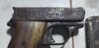 La Policía Judicial de Bolívar informó sobre la aprehensión de un arma de fuego tipo pistola en la vía a Puerta Negra, en el cantón Caluma. El hallazgo se produjo alrededor de las 13H00 durante un patrullaje de control en la zona.