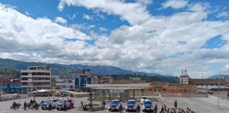 La Policía Nacional del Ecuador, a través de la Subzona Bolívar, informó que el Gobierno Nacional entregó cinco nuevas camionetas 4├ù4 en un acto protocolario realizado en la Plaza 15 de Mayo de la ciudad de Guaranda.