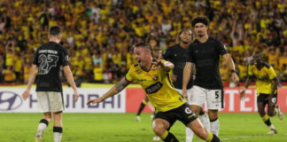 Barcelona de Guayaquil, dio un paso hacia la fase de grupos de la Copa Libertadores al imponerse con contundencia por 3-0 sobre Corinthians en el estadio Monumental.