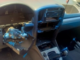 En pleno centro de Ambato, un robo de accesorios de vehículo dejó al propietario de un Chevrolet Vitara con importantes pérdidas. El automóvil estaba estacionado en las inmediaciones del Hospital del IESS, en la zona de Atocha, cuando desconocidos aprovecharon la ausencia del dueño para llevarse diversas partes y pertenencias del auto.